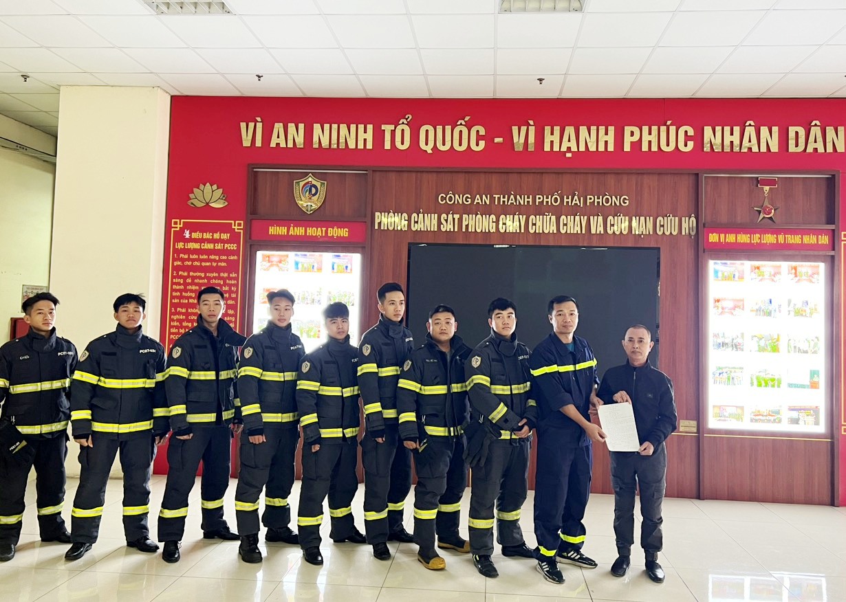 Nhân dân gửi thư cảm ơn các đơn vị chữa cháy ở khu tập thể 123 Lương Khánh Thiện, phường Cầu Đất, quận Ngô Quyền